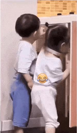 脸被门碰了一下，
正要大声哭泣，
轻轻的一个吻……
东西南北中，
你在哪里？[大