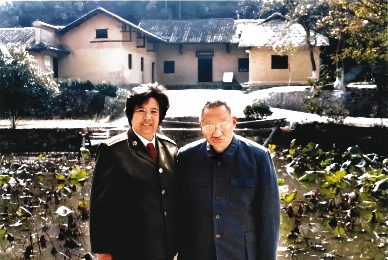 90年代，毛主席的次子毛岸青和妻子邵华在韶山故居前留影。
毛岸青第一次回韶山是1