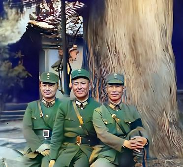 这三名国军将领在粗壮的大柏树下合影。三人都曾毕业于保定军官学校，都曾参加过北伐战