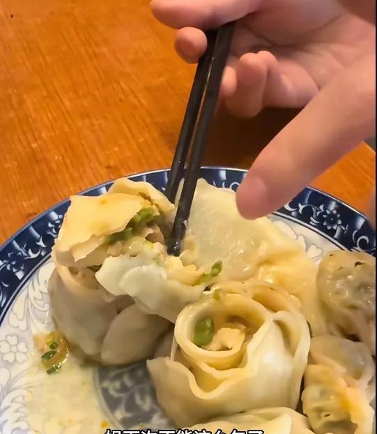 浩男历经24年才找到家，还是粉丝给他安排的最可靠的家。
就是回到亲妈身边，
浩男