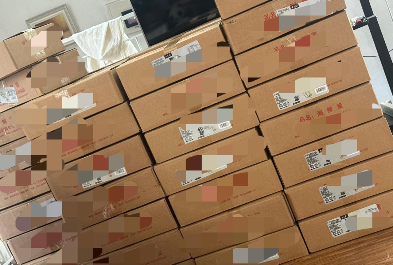 海鲜酱第一批用时十天终于出来了，味道比前面的还要好吃，改进了。
刚卸完车，老爷们