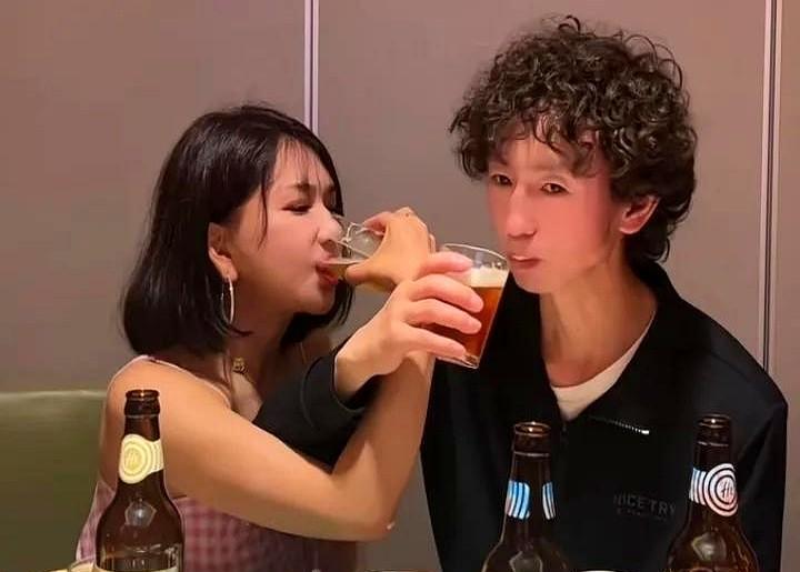知名女星龚玥菲抱上庞麦郎“大腿”了
一天到晚跟着庞麦郎，开演唱会、一起吃饭，一起