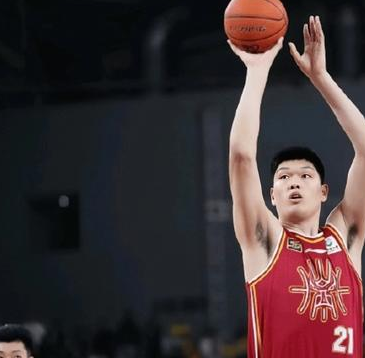 山西男篮球员刘传兴向王少杰道歉。在广东和山西的比赛当中王少杰在一次拼抢过程当中和