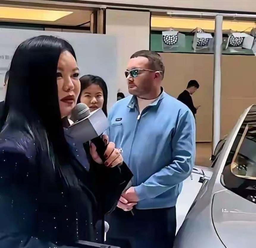 路人拍的李湘，原相机直出，没加美颜！ 
