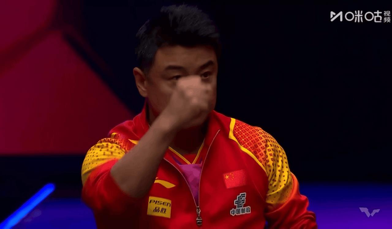 啊啊啊，王皓又多了一个表情包
原来这就是笑的好命苦的样子
深深体会到教练的不容易