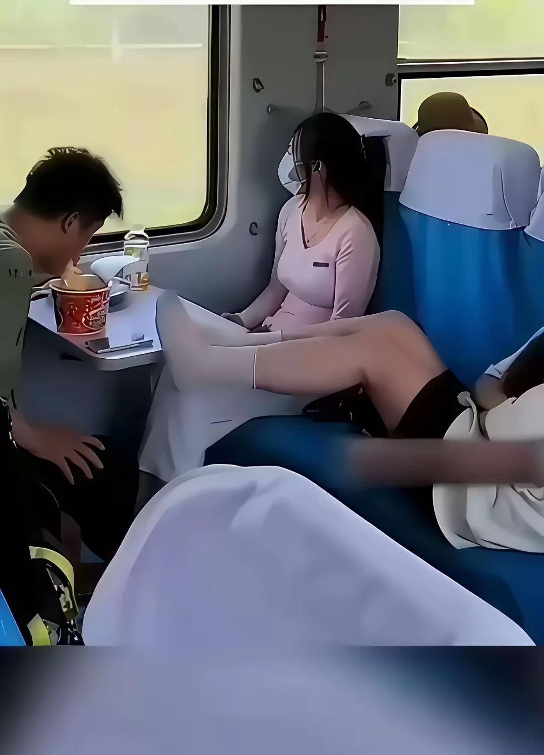 《臭脚饭》
帅哥正在吃泡面
美女臭脚放眼前
这种做法怎么看
………？
拋砖引玉：