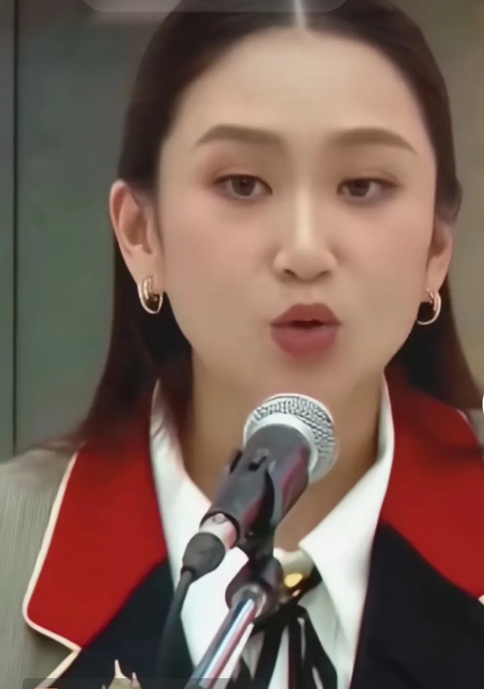 为什么泰国总理佩通坦深受中国民众喜爱？有人认为她拥有华人血统，也有人觉得她外貌出