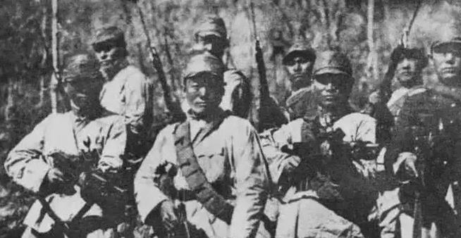 1932年，一个地主老太为了支持儿子抗日，变卖全部财产，有人劝她留一点，她却回应