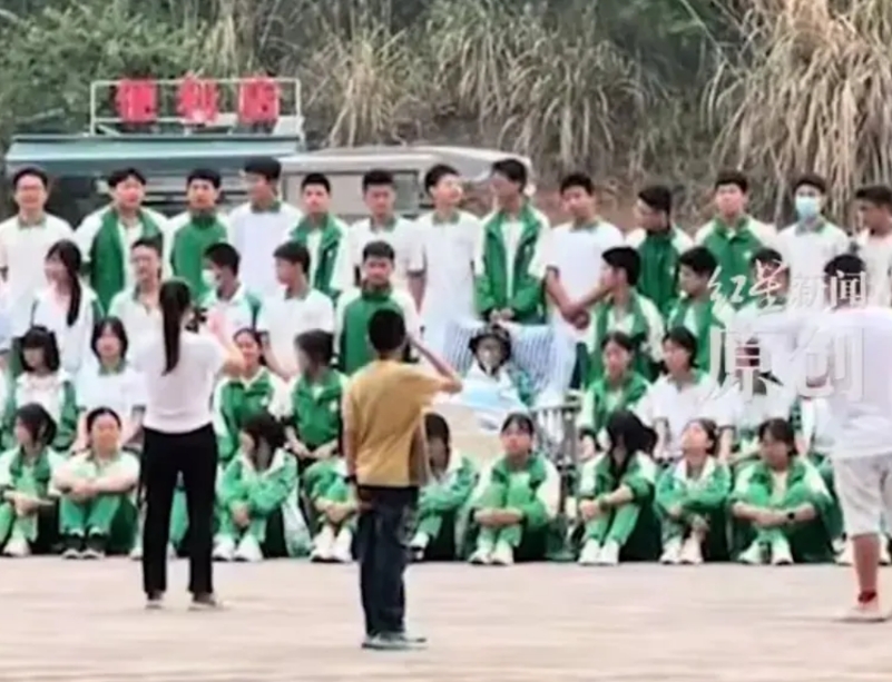男孩是躺在病床上笑着离开的！

四川南充，5月17号，一初三病重的男孩和全班同学