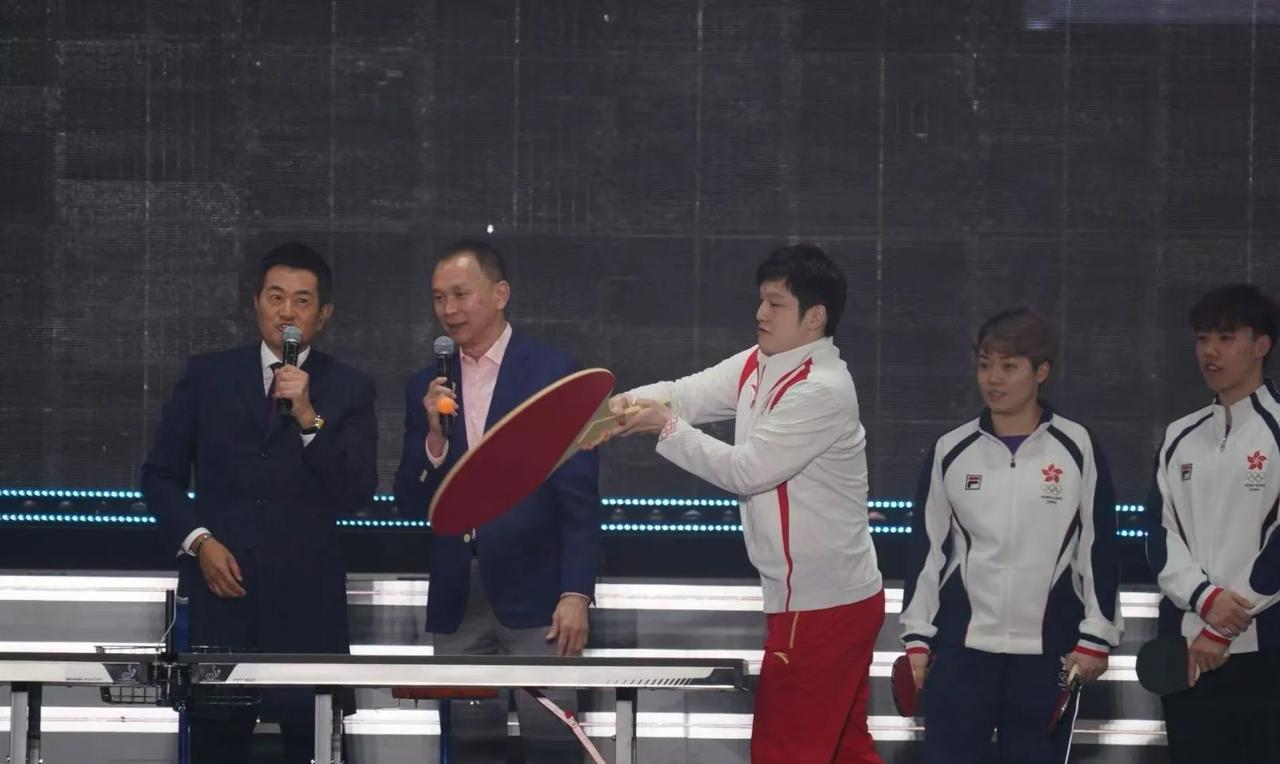 樊振东拿着大球拍在大舞台和黄镇廷，杜凯琹，朱成竹打乒乓球。真的是很搞笑啊，感觉樊