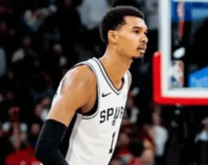 NBA常规赛，马刺以120-125不敌勇士。
本场比赛，维克托-文班亚马出场36