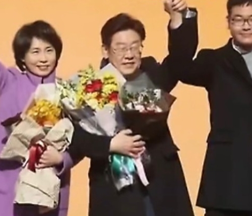 总统孩子结婚竟然被威胁恐怖袭击，韩国人胆子真大。
韩国总统李在明的长子李东镐本周