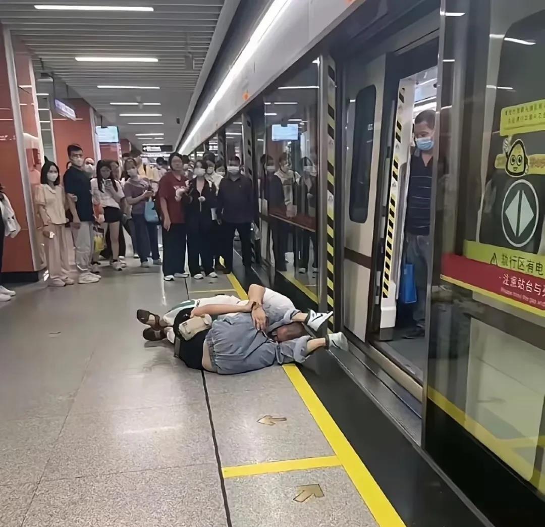 在地铁站看到这一幕，究竟发生了什么呢？