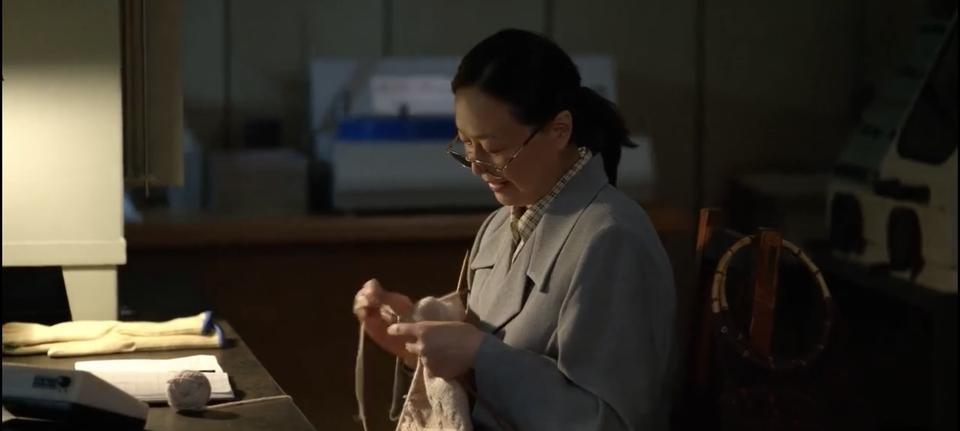 《淬火年代》：傅阿姨真苦！不但和儿子一起坐了牢，期间，丈夫独自死在了家里，一个多