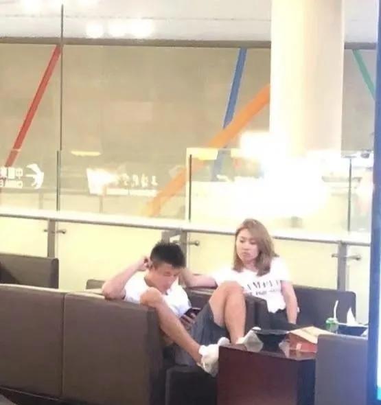 武磊的坐姿是否要调整一下！近日武磊在机场候机时一个坐姿引发了关注！我作为海港球迷