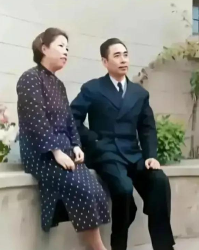 周总理与邓大姐的一张珍贵合影，总理身穿正装真帅气

建国初，有一张周总理和邓颖超