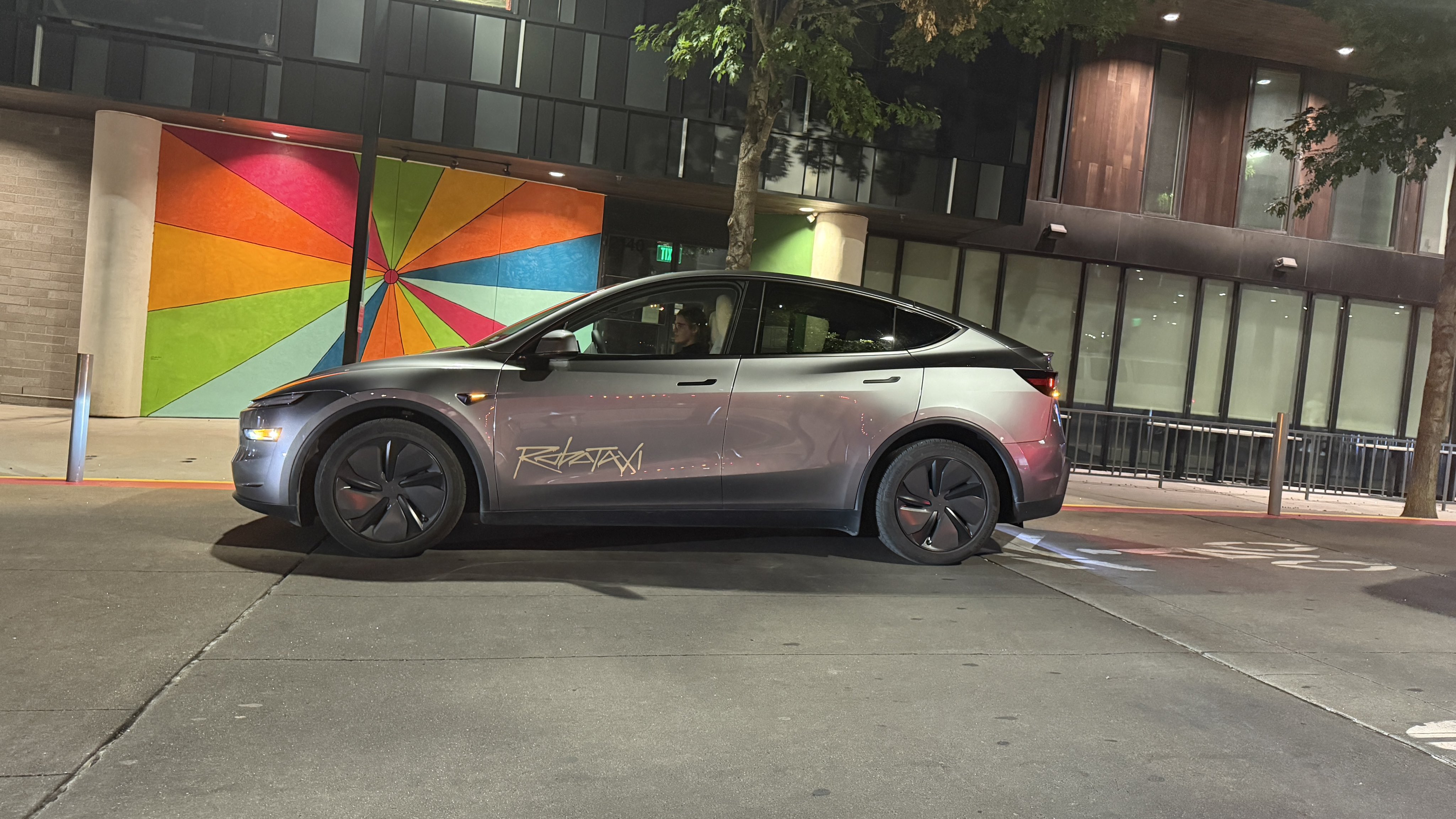 特斯拉：Robotaxi将大大提高行人和骑自行车者等弱势道路使用者的安全性～