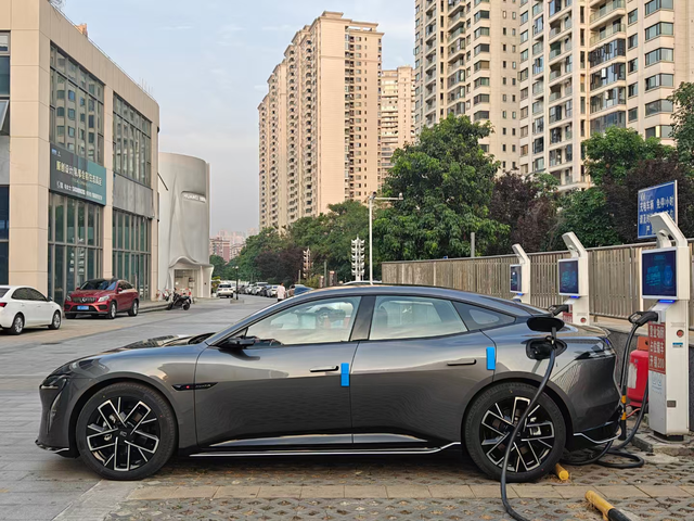 提车 20 天，惨遭一血！！！
兄的们，太惨了啊，小六提车还不到一个月，驾驶的里