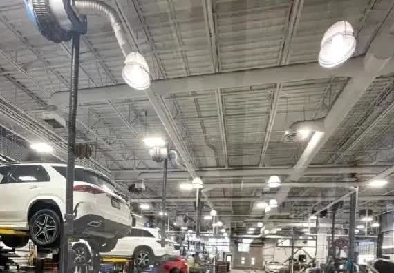 我擦……
我老公去4S店保养车，简直像盯梢 ！放着舒服休息室不待，非要守在车间