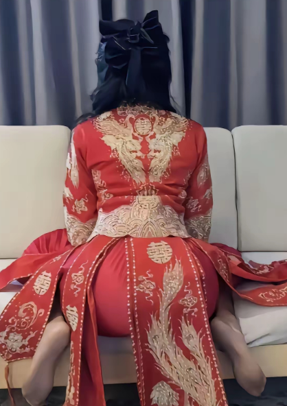新娘子背影看起来五大三粗的