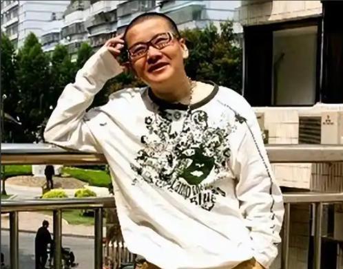 2005年，宁夏姑娘耿兰俊，做了国内首例“女变男”的手术，当男性器官被植入身体后