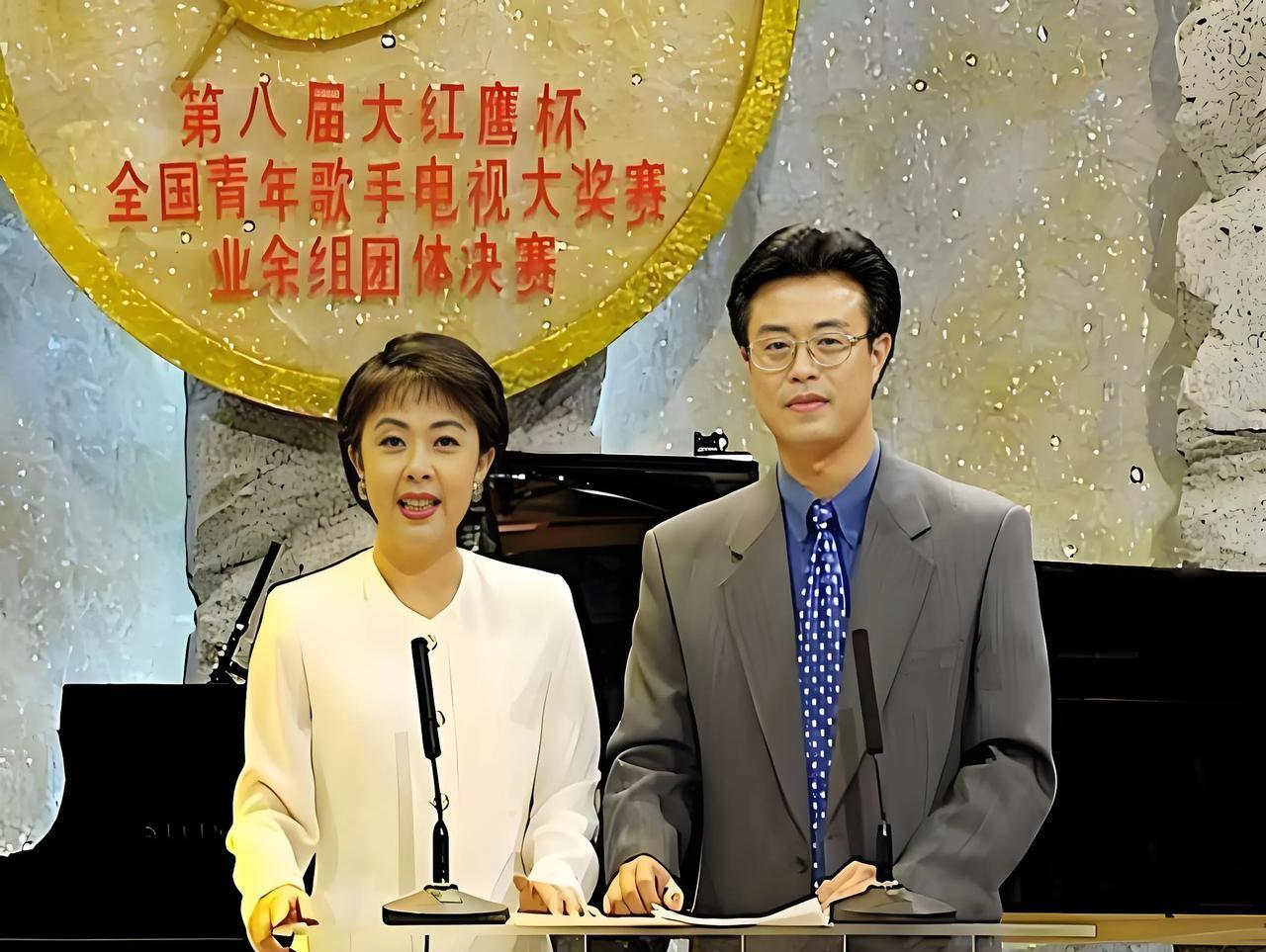 #我的宝藏兴趣#
右边温文尔雅、帅气十足的帅哥，是央视戏曲频道的原主持人白燕升，