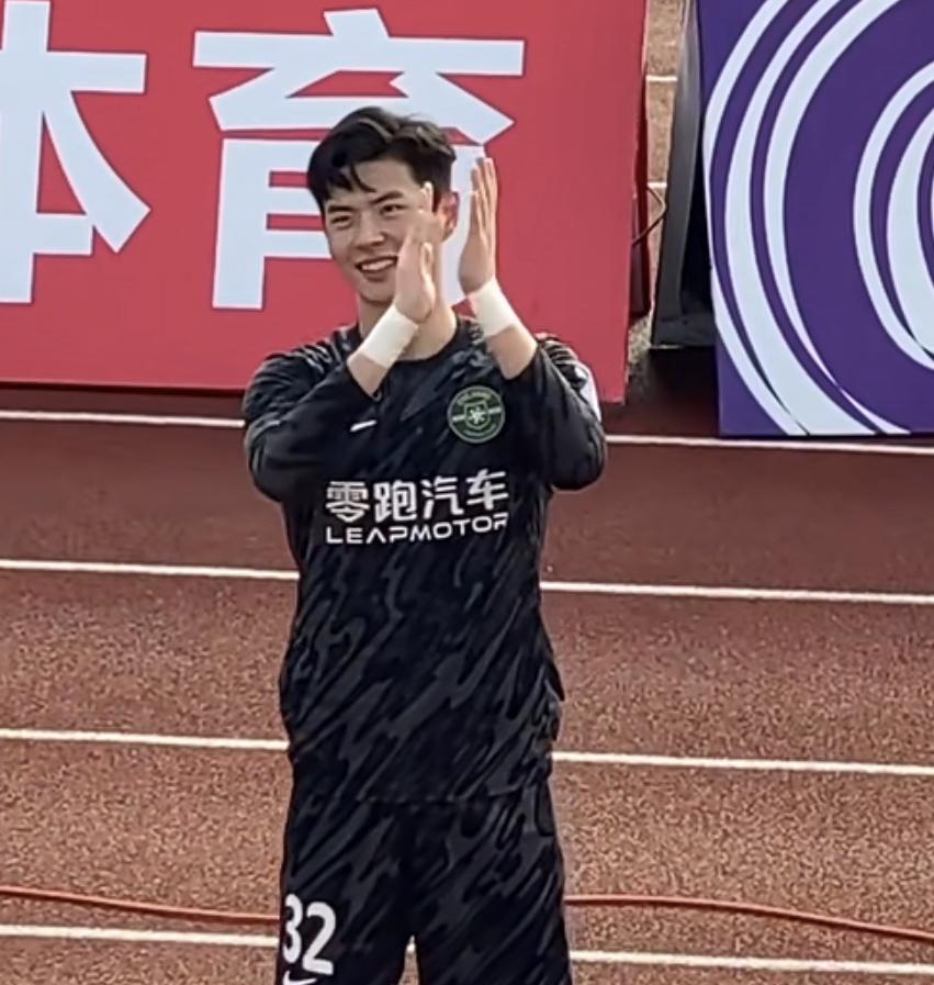 对浙江队门将霍深坪来说，他现在的压力一定很大。因为接下来，浙江队将在客场面对大连