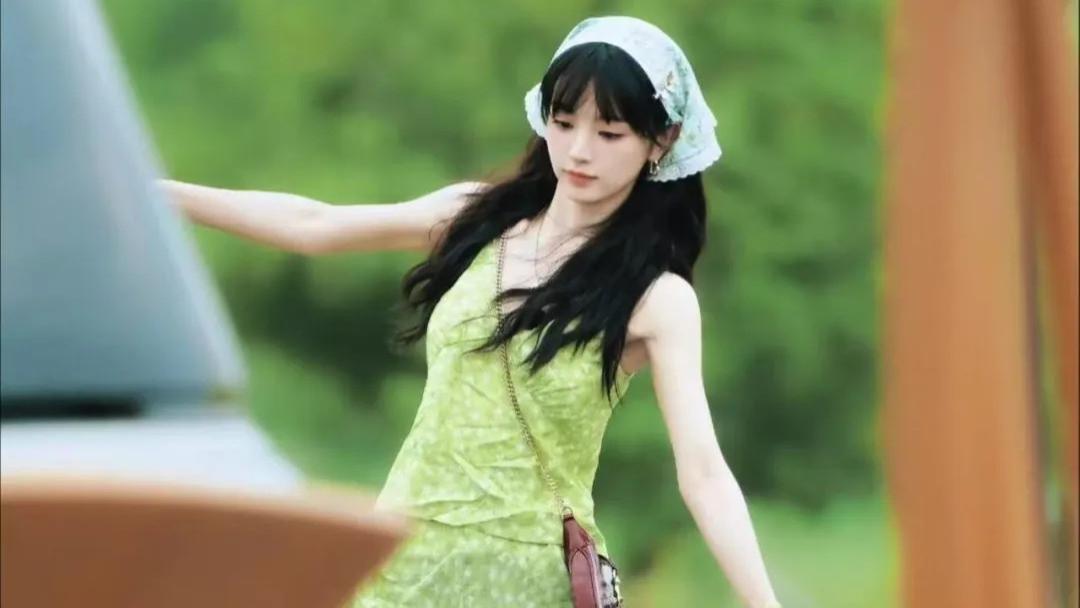 田曦薇的锁骨太漂亮了！绿色吊带裙配牛仔裤清纯魅惑，甜辣适中！