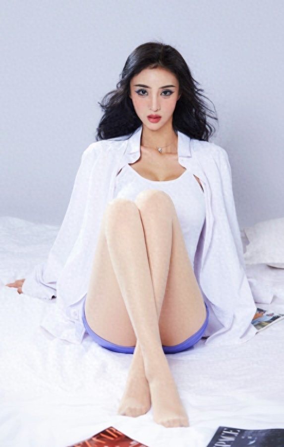 吴春怡肉丝美腿性感写真
