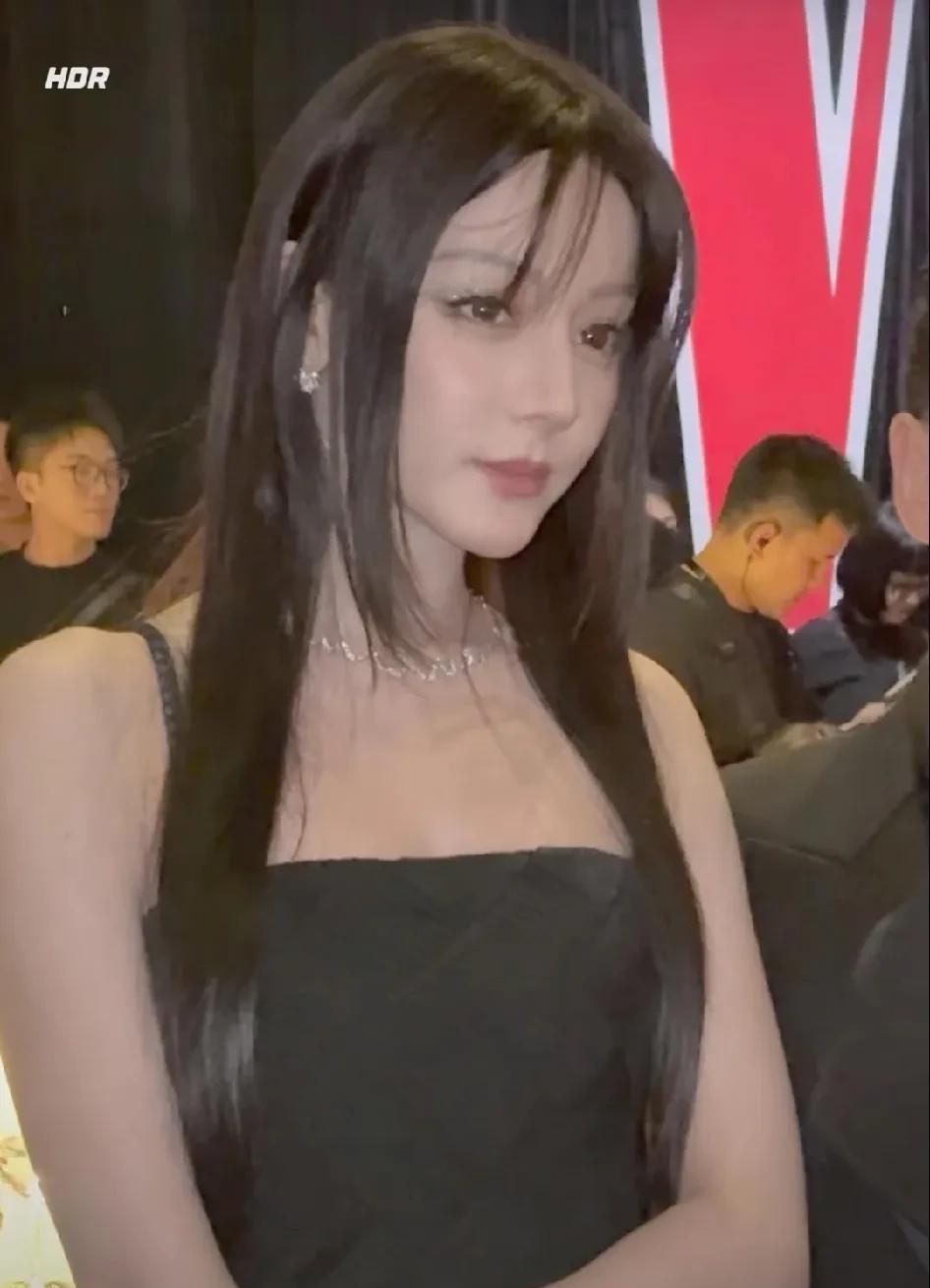迪丽热巴是真的太养眼了！头发不管怎么乱，颜值都藏不住。
你看她不管是红毯上被风吹