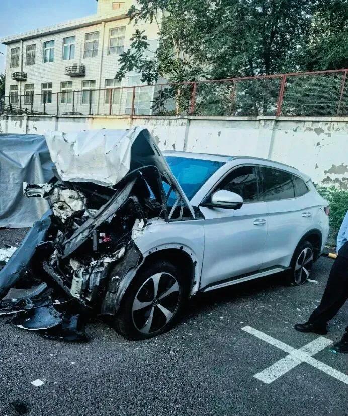 豪车对撞比亚迪，劳斯莱斯、比亚迪双双受损，但比亚迪前脸撞击后凹陷损失明显更重。