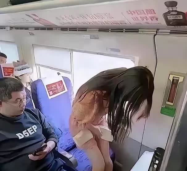 没想到坐高铁竟然碰到这样事情，可怕！
​想不到在高铁上碰到这样一幕，一个女子在