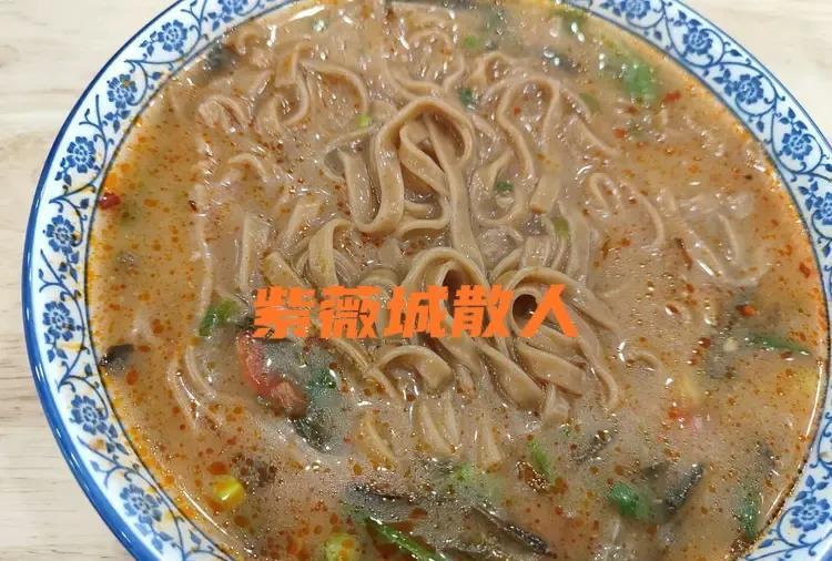 5月31日晚，本人在洛阳市纱厂南路附近打卡了一家特色面馆。自己虽然花钱不多，但是