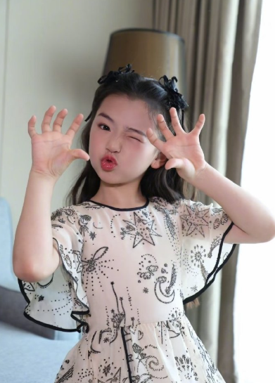 把荒诞手势舞跳出专业范儿，差点亲到张小婉的即兴反应绝了！这孩子喜剧节奏感赢过多少