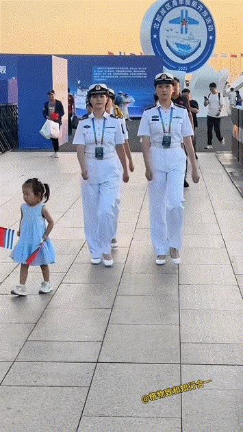 青岛海军开放日，门口遇见女兵方队个个飒爽英姿气质十足！
