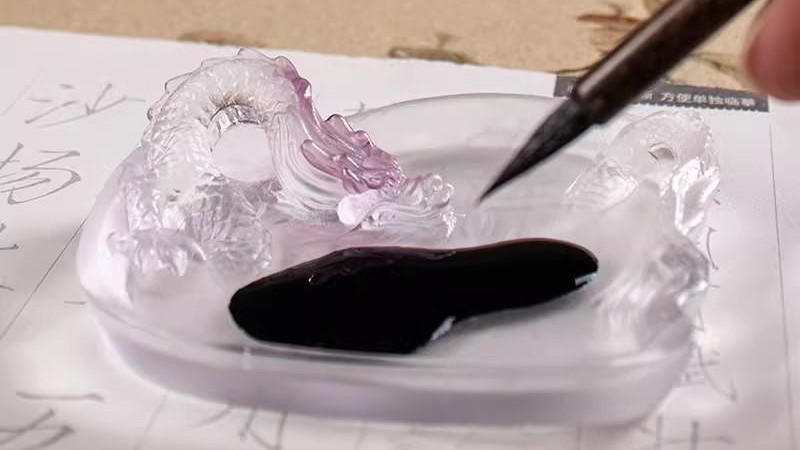 探秘古法琉璃潜龙砚：从历史中走来的文房雅器