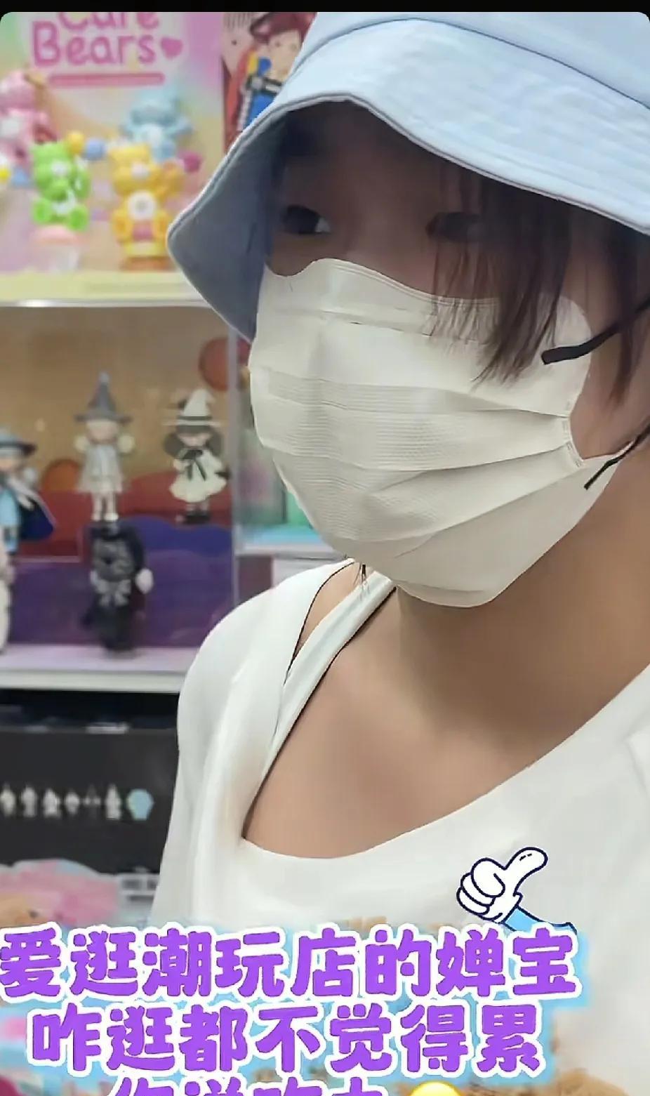 现在婵宝坐标广东省二沙体育训练中心，婵宝不容易，大热天的，出来逛个街，戴着帽子戴