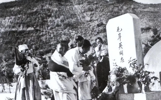 1955年志愿军烈士迁坟被当地百姓阻拦，首长说出真相：他是毛岸英