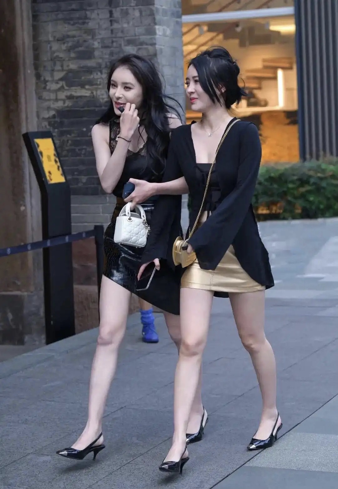 双胞胎吧，身高腿型完全一样