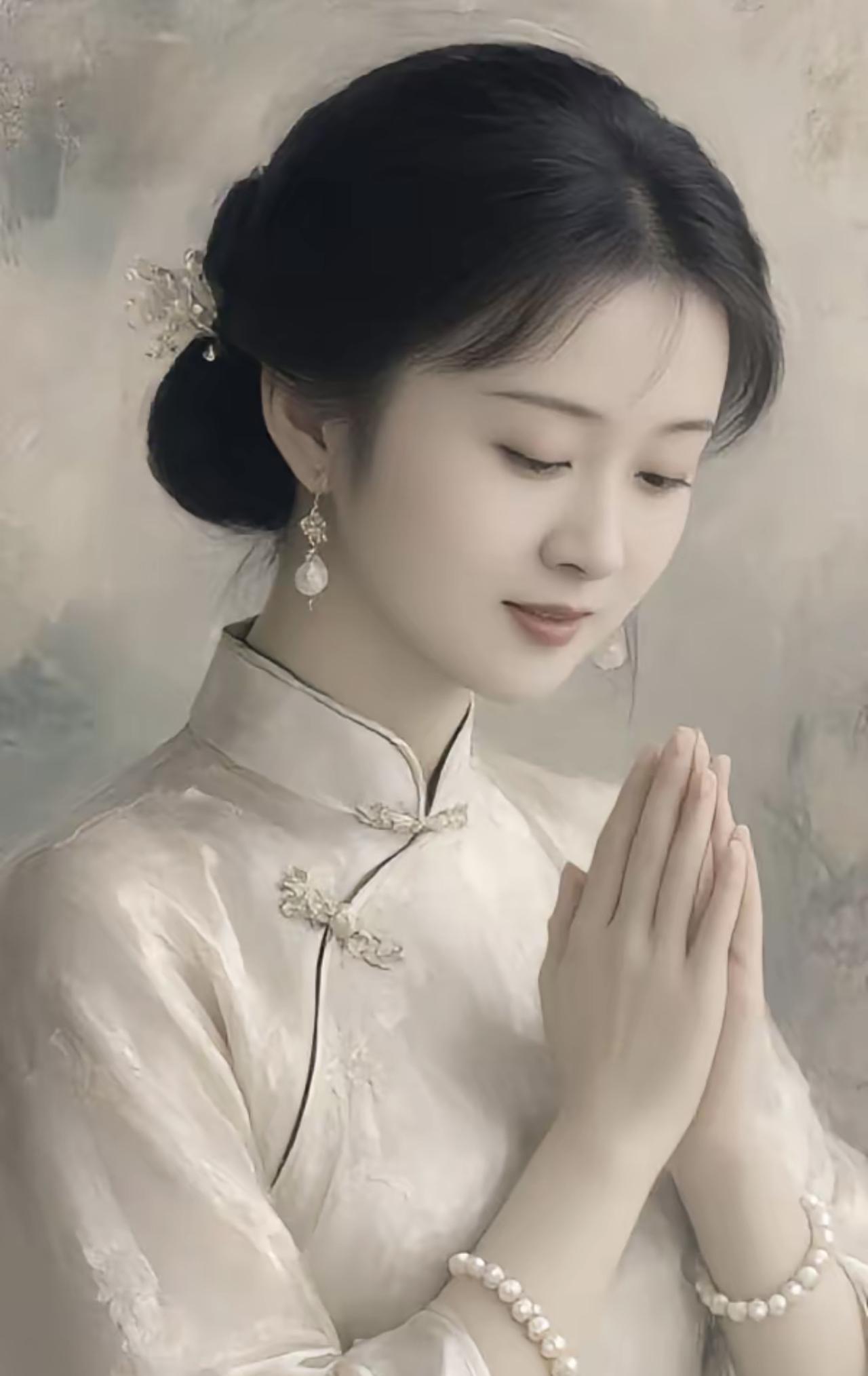 一袭素旗袍，盘发簪花娇。
轻合眸、双掌祈愿，似把喧嚣都抛。
珍珠腕间绕，耳坠摇，