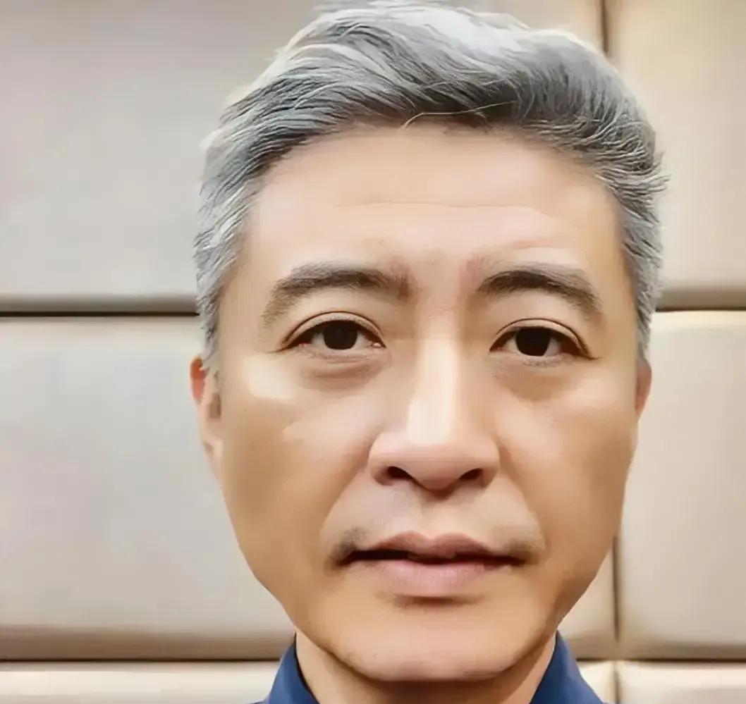 他虽然画着淡妆，但是他却貌合神离似的，连脸上皱纹和鱼尾纹都是甘拜下风的存在
你们