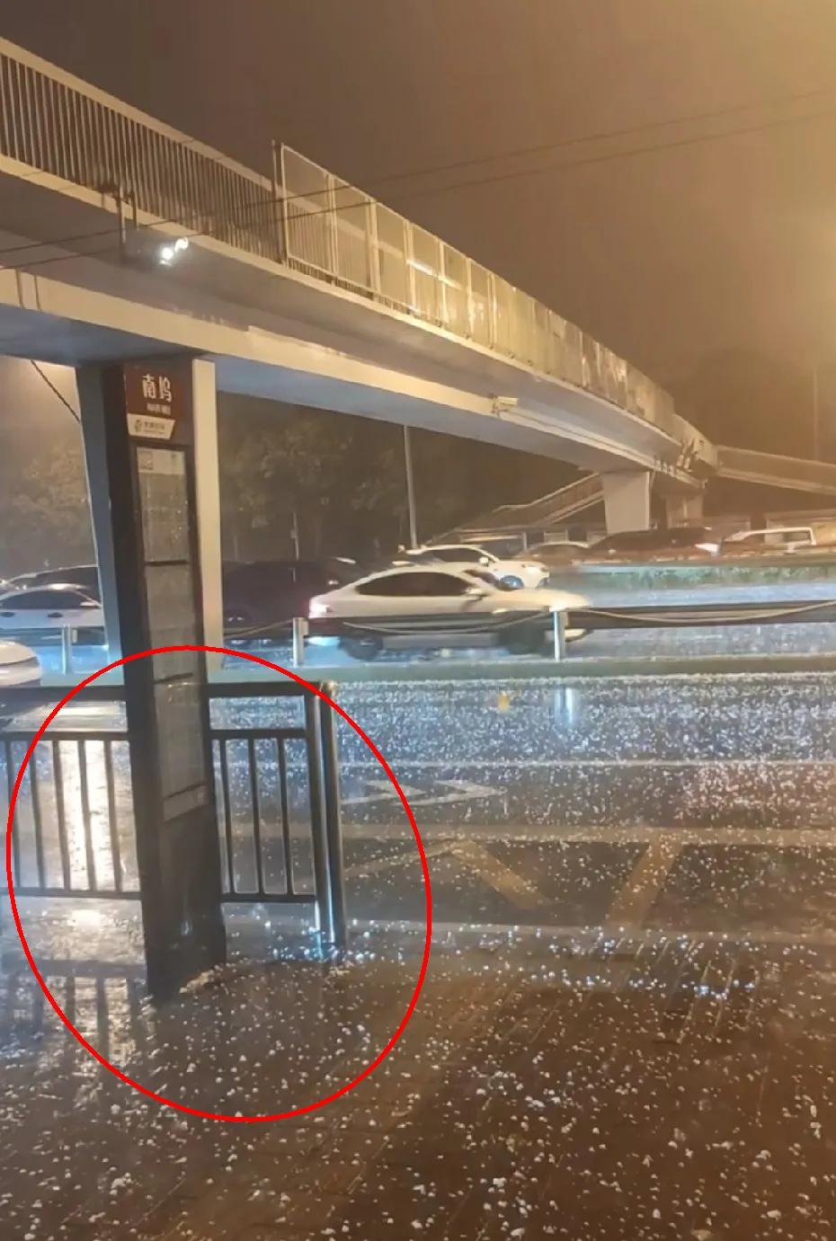 北京冰雹夜，这些司机把人性自私暴露无遗。
昨晚北京突然下冰雹，很多司机直接把车停