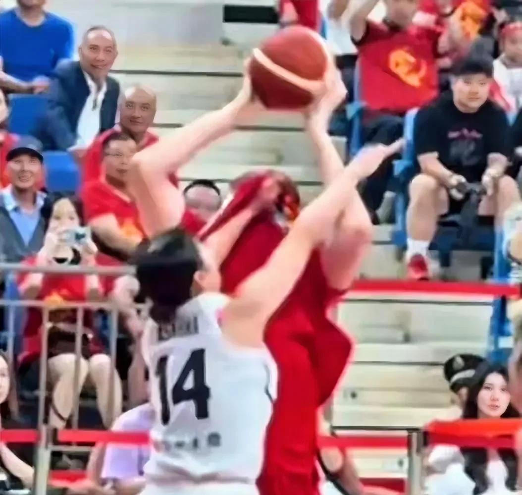 “张子宇身上已经是青一块紫一块”！
这是中国女篮32分大胜日本女篮之后，宫鲁鸣接