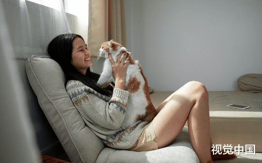 我妈在法庭认罪当天一直盯着我，重复一句话：「别用他送你的香水。」