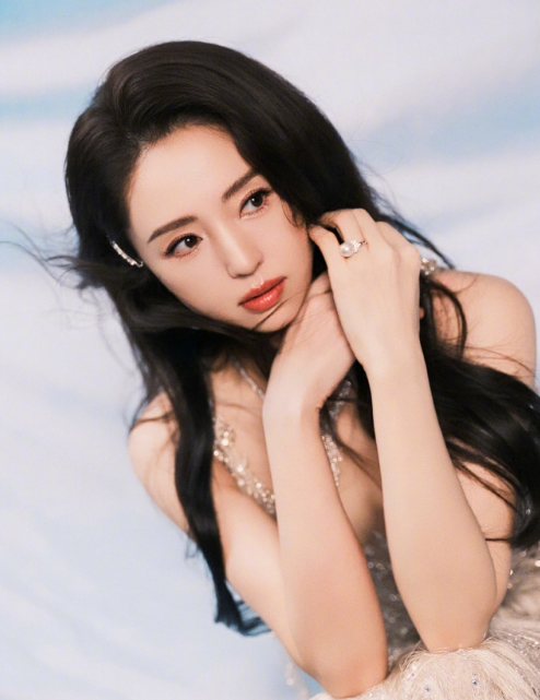 董璇的这妆造和穿搭如何，她的唱跳你看了没？