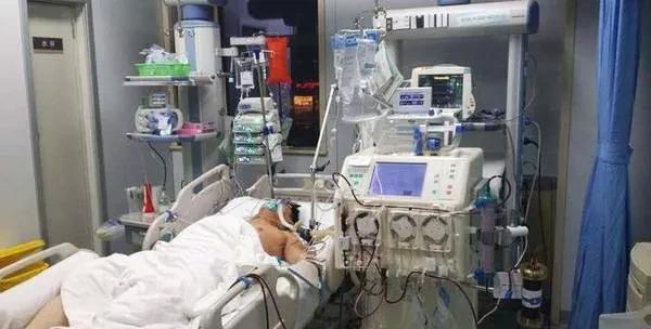 阿斌在医院弥留之际，儿子问他还有什么愿望，他说希望刚则满月的孙儿，能够改回原姓。