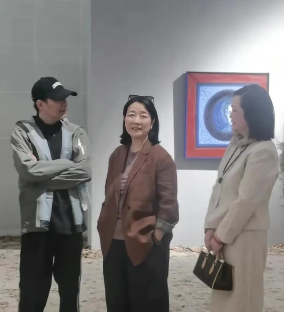 陈小艺参加伍宇娟画展，陈建斌金莉莉三个人站在一起，陈小艺就像大妈一样，金莉莉很时