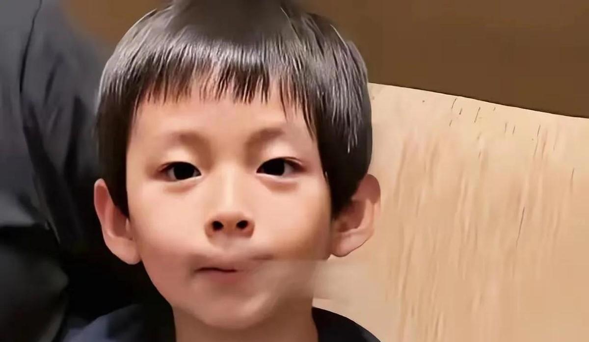 汪小菲8岁儿子在奶奶张兰直播间吃米线卖货的画面萌翻网友！
小家伙嗦着“麻六记”米