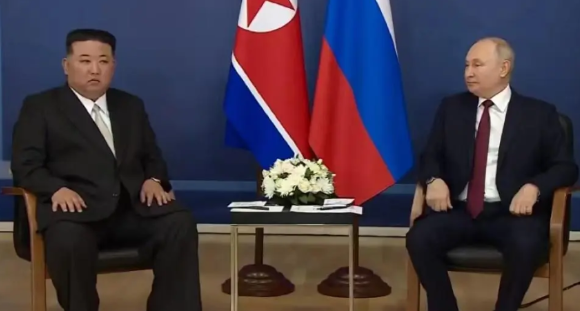 国际关系就像打牌，不是出牌快就能赢。

朝鲜在俄乌战争时拼命支援俄罗斯，几乎搬空