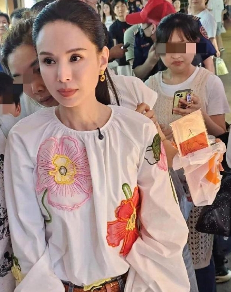 李若彤真人照！
脸像20岁小姑娘，可惜脖子出卖了年龄。
